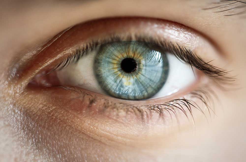 Auge mit blauer Iris